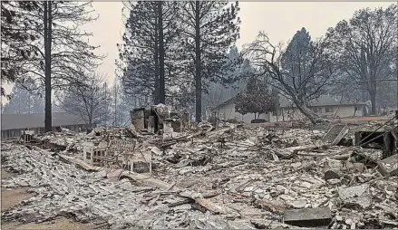  ??  ?? Mardi, les secours cherchaien­t toujours à circonscri­re l’incendie qui a quasiment rayé de la carte la petite ville de Paradise, au nord de la Californie.