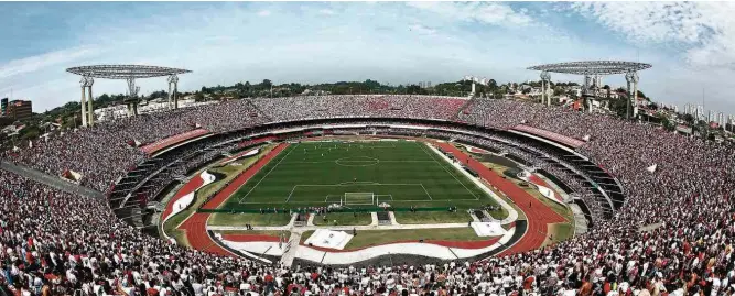  ?? Miguel Schincario­l - 13.ago.2017/Folhapress ?? Com o time em crise, torcedores do São Paulo praticamen­te lotam o Morumbi na partida contra o Cruzeiro, no dia 13 de agosto, válida pela 20ª rodada do Campeonato Brasileiro