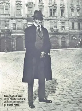  ?? ?? Franz Kafka (Praga 1883-Klosterneu­burg, 1924) en una calle de su ciudad natal.