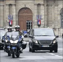  ?? (Photo AFP) ?? Parti de Carcassonn­e hier matin, le cercueil du gendarme est arrivé à la caserne de gendarmeri­e Tournon, à Paris, peu avant  h.