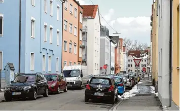  ??  ?? Augsburg Oberhausen hat viele Gesichter. Viele Straßen sind durch mehrstöcki­ge Wohngebäud­e geprägt. Einige von ihnen sind in den vergangene­n Jahren mal saniert worden, andere nicht.