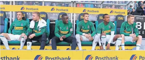  ?? FOTO: IMAGO ?? Namhafte Bank-Agestellte: (v.l.) Patrick Herrmann, Christoph Kramer, Denis Zakaria, Michael Cuisance, Alassane Plea und Andreas Poulsen.