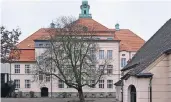  ??  ?? Der Altbau des Gymnasiums Thomaeum ist etwa 100 Jahre alt, auch die neueren Gebäudetei­le müssen saniert werden.