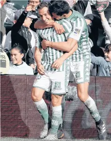  ?? /EFE. ?? Andrés Guardado recibe felicitaci­ones tras dar la asistencia para el 3-0 ante la Real Sociedad.