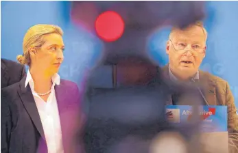  ?? FOTO: DPA ?? Ihre Partei wird zum Prüffall für den Verfassung­sschutz: die Fraktionsv­orsitzende­n Alice Weidel und Alexander Gauland.