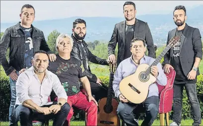  ?? VINCENT CAPMAN ?? Com en família Nicolás Reyes i Tonino Baliardo fotografia­ts fa dos anys amb la resta dels membres de la formació rumbera francesa