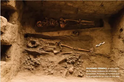  ??  ?? EN PRIMER TÉRMINO, el esqueleto de la mujer rodeado de ofrendas funerarias. Al fondo, el hombre que la acompañó en su viaje al más allá.