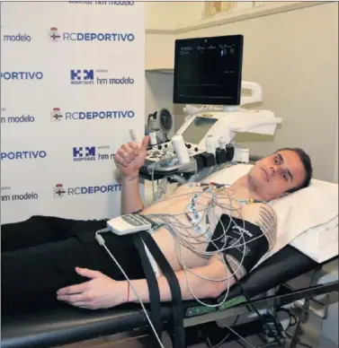  ??  ?? TODO OK. Maxim Koval pasó reconocimi­ento médico ayer y después firmó su contrato con el Deportivo.
