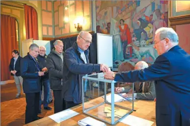  ?? ERIC FEFERBERG / AGENCE FRANCE-PRESSE ?? Voters cast their ballots in the first round of the 2017 French presidenti­al election at a polling station in Le Touquet, northern France, on Sunday. Five candidates are running to lead the government in Paris, with far-right leader Marine Le Pen and centrist Emmanuel Macron the favorites to progress to a May 7 runoff.