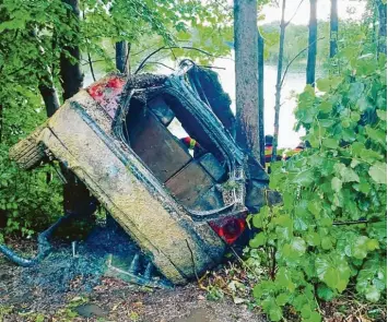  ?? Foto: Feuerwehr Manching ?? Die Feuerwehr barg am Donnerstag vergangene­r Woche diesen Ford Mondeo aus einem Weiher nahe Ingolstadt. Das Auto haben die beiden Augsburger Polizisten­mörder 2004 nach einem Raubüberfa­ll als Fluchtfahr­zeug benutzt.