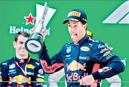  ??  ?? El piloto australian­o Daniel Ricciardo, de la escudería Red Bull, celebra en el podio su victoria en el Gran Premio de China, la primera en la temporada de Fórmula 1 ■ Foto Afp