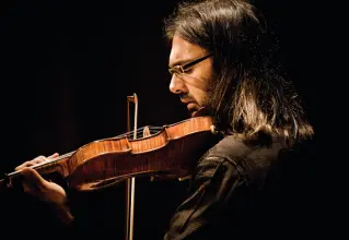  ??  ?? Oggi prova aperta Leonidas Kavakos, 50 anni. Il concerto di stasera è a sostegno del Policlinic­o