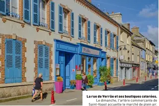 ??  ?? La rue de Verrüe et ses boutiques colorées.
Le dimanche, l'artère commerçant­e de Saint-vaast accueille le marché de plein air.