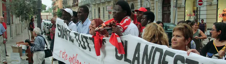  ??  ?? Il corteo La parata anti-razzista dell’altra sera a Taranto (Ingenito)