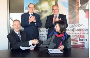  ?? (Photo Bertrand Stofleth) ?? Robert Calcagno et Hélène Lafont- Couturier ont signé, le  décembre dernier, l’accord de collaborat­ion sous l’oeil du souverain.