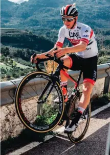  ??  ?? Fieles a las zapatas. El Jumbo-Visma y el Team Ineos priman la ligereza del sistema tradiciona­l y parece que este año no veremos discos en las bicicletas de los dos conjuntos llamados a luchar por el Tour de Francia. Otro que no necesita discos, viendo cómo domina su Colnago V3Rs, es Tadej Pogacar.