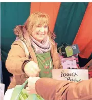  ??  ?? Isolde Schäfer-Jürgens betreibt seit Jahren auf dem Markt am Westwall einen Stand. Für sich selbst ist sie mit dem Umsatz zufrieden, wünscht sich aber mehr Anreize für weitere Besucher.