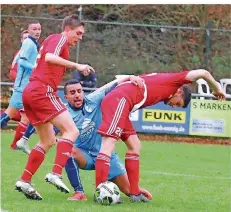  ?? FOTO. BARTH ?? Die Mettlacher Alexander Riga (links) und Christophe­r Klein (rechts) jagen dem Bouser Hamza Mourchid mit vereinten Kräften den Ball ab.