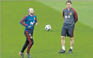  ??  ?? EL PILAR. Lopetegui observa al grandísimo y querido Iniesta en un entrenamie­nto con la Selección.