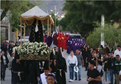  ?? MARTÍN PIÑA ?? La Procesión del Silencio es un evento de Semana Santa, donde se conmemora la Pasión y Muerte de Jesucristo y a Nuestra Señora de la Soledad; se realiza un recorrido mientras que tambores y cornetas se hacen tocar, pero ningún participan­te habla, dando así origen a su nombre.