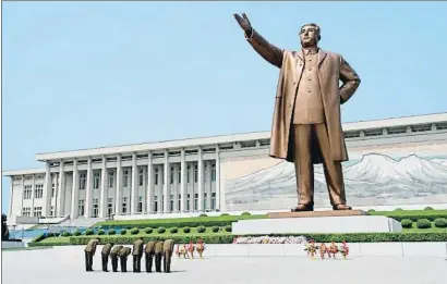  ?? NARVIKK / GETTY IMAGES ?? La venerada estatua de Kim Il Sung, el padre de la patria norcoreana, en Pyongyang