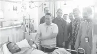  ??  ?? SUWADI (dua dari kiri) ketika melawat Irianto di Hospital Tawau.