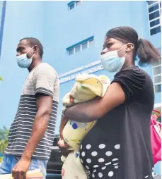  ?? / ARCHIVO ?? Haitianos esperando atenciones de salud en un centro hospitalar­io del país