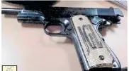  ??  ?? Súper pistola de Guzmán con incrustaci­ones de diamante.