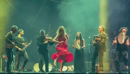  ??  ?? Il Canzoniere grecanico salentino in un concerto Al centro Silvia Perrone e Mauro Durante (al violino) Il gruppo salentino ha vinto a Londra il Songlines Music Awards 2018 come miglior gruppo di world musica