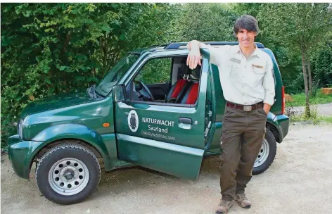  ?? FOTO: HEIKO LEHMANN ?? Bliesgau-Ranger Michael Kessler übt deutliche Kritik an Hundebesit­zern, die ihre Zweibeiner nicht anleinen.
kostet 20 Euro. Anmeldung: Telefon. (0681) 872641 oder per E-Mail: kulturtref­f-brebach@quarternet.de.