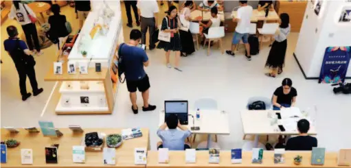  ??  ?? Thanks to the area’s cultural and creative resources, the bookstore in Zhangjiang Science City has become a cultural landmark of Shanghai’s Zhangjiang Hi-tech Park. by Qiao Zhenqi