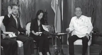  ?? AGENCE FRANCE PRESSE ?? Chinese Foreign Minister Wang Yi (left) pays a courtesy call on President Benigno Aquino in Manila.