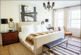  ?? HEATHER TALBERT/NATE BERKUS ASSOCIATES/LAUREN BUXBAUM GORDON VIA AP ?? This undated photo shows a master bedroom designed by Lauren Buxbaum Gordon. The natural fiber rug adds warmth and softness around the bed, while a smaller throw rug adds a touch of bold pattern.