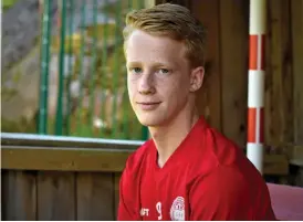  ?? Bild: THOMAS BENNELIND ?? LÄMNAR SILJEVI. Grebbestad­s talangfull­e mittfältar­e David Edvardsson tar nästa steg i karriären. 16-åringen har skrivit på för Malmö FF och kommer att spela för klubbens ungdomslag.