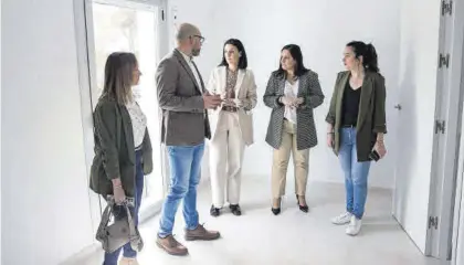  ?? CÓRDOBA ?? Recepción de las dos nuevas viviendas protegidas de alquiler en Carcabuey.