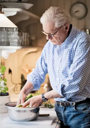  ??  ?? ZUBEREITET Birgitta und Ove lieben es zu kochen. Genug Platz dafür bietet die Arbeitspla­tte aus CarraraMar­mor.