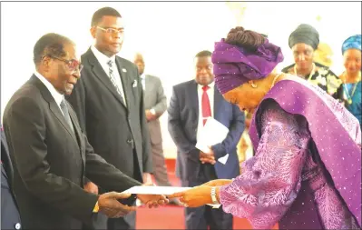  ?? (Picture by Believe Nyakudjara) ?? President Mugabe receives credential­s from incoming Nigerian envoy to Zimbabwe Mrs Janet Bessong Odeka at State House in Harare yesterday. —