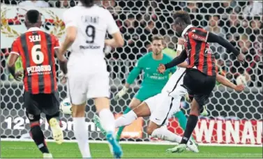  ??  ?? EL PRIMERO. Balotelli hizo el 1-0 para el Niza con una lanzamient­o desde la frontal del área.