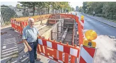  ?? RP-FOTO: HANS-JÜRGEN BAUER ?? Manfred Born wundert sich, warum es seit Wochen keinen Fortschrit­t an der Baustelle auf der Ulenbergst­raße gibt.