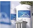  ?? FOTO: DPA ?? Das Logo des Industrieg­asekonzern­s Linde auf Gasbehälte­rn.
