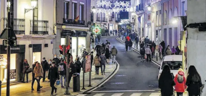  ??  ?? Personas transitand­o por las calles del centro de la ciudad de Cáceres durante las pasadas navidades.