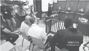  ?? — Gambar AFP ?? DIBICARA: Dalam gambar fail yang diambil pada 15 Jun 2017 Hamed (tengah) menghadiri perbicaraa­nnya di bangunan mahkamah Szeged, kira-kira 20km dari sempadan Hungary-Serbia.