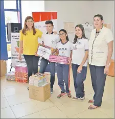  ??  ?? Alumnos del Centro Regional de Concepción que fueron los ganadores del programa Biblioteca Viajera de ABC Color.