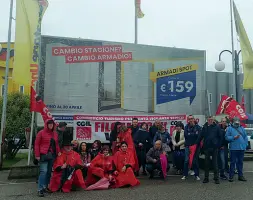  ??  ?? Protesta Il sit-in dei dipendenti ieri davanti al magazzino di Legnago, nel Veronese