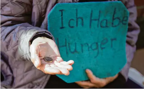  ?? Symbolfoto: picture alliance/dpa ?? Eine Bettlerin hat Hunger und bittet darum, ihr etwas Geld zu spenden, damit sie sich etwas zum Essen kaufen kann. Viele Menschen gehen hier einfach vorbei und würdigen die Bettlerin keines Blicks. Doch es gibt auch Menschen, die geben, die teilen, um...