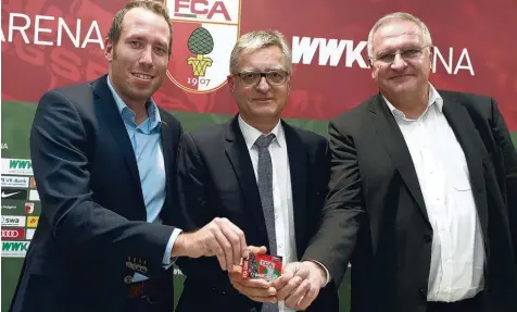  ?? Foto: Ulrich Wagner ?? Die FCA Card behält ihren Wert. Von links: Die Geschäftsf­ührer Michael Ströll (FCA), Alfred Müllner (Stadtwerke) und Günter Stoll (Grünbeck).