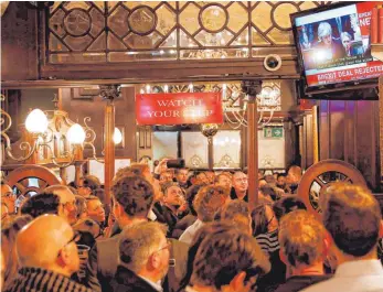  ?? FOTO: AFP ?? Was, wenn der No-Deal-Brexit kommt? Besucher eines Pubs in London verfolgen das Votum über den BrexitDeal zwischen der EU und Großbritan­nien.