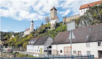  ?? SZ-FOTO: EFINGER ?? Idyllische Landschaft: Die Felsen geben der Gemeinde Rechtenste­in ihr markantes Bild.