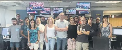  ??  ?? La redacción de Mundo Deportivo, con su director Santi Nolla al frente, también guardó un minuto de silencio al mediodía