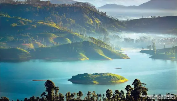  ?? Photo / Supplied. ?? Castlereag­h Lake and mountains at dawn.